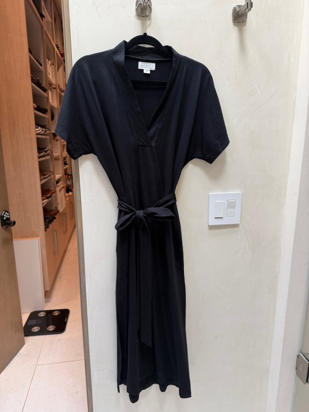 Velvet by Graham & Spencer Black V-Neck Tie-Waist Midi Dress with Short Sleeves